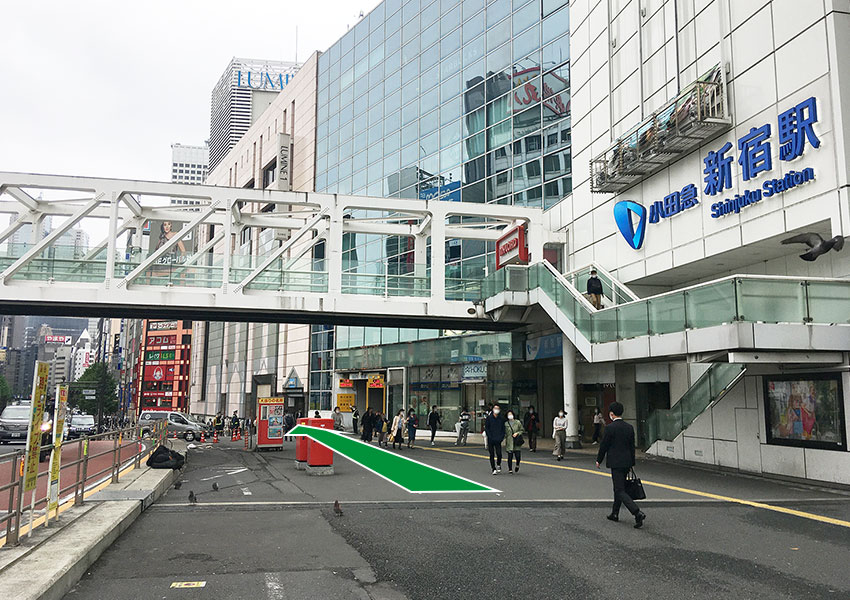 新宿駅南口を出まして、甲州街道沿いをまっすぐ進みます。少し下り坂です｡