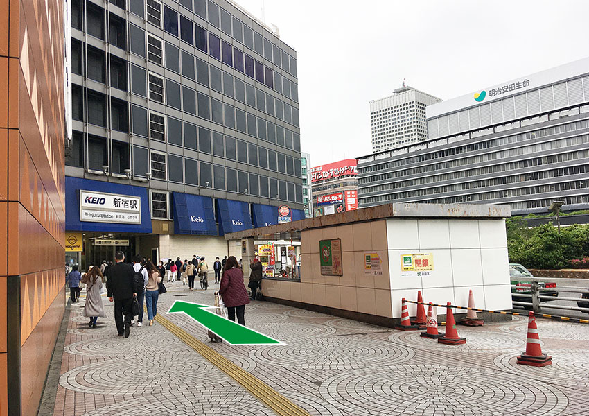 新宿駅西口を出て左折します。