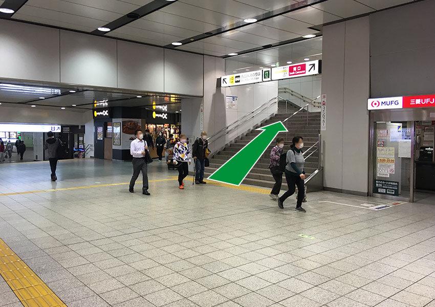 京王線の改札を出て右手の階段を昇ります。