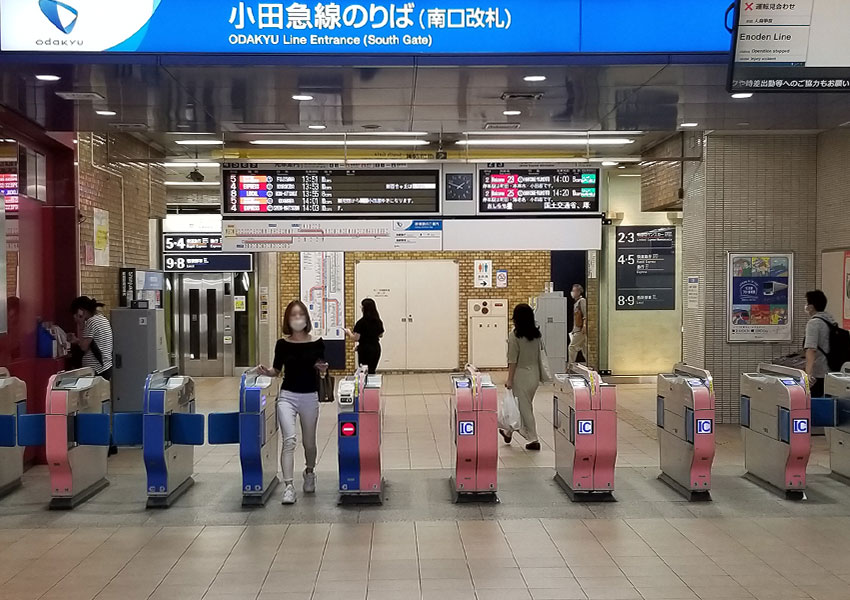 小田急線新宿駅南口改札をでます。