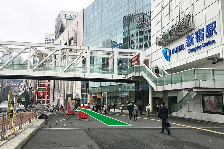 新宿駅南口を出まして、甲州街道沿いをまっすぐ進みます。少し下り坂です。
