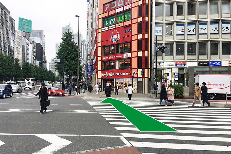 西新宿一丁目交差点をファーストキッチンの方に渡ります。