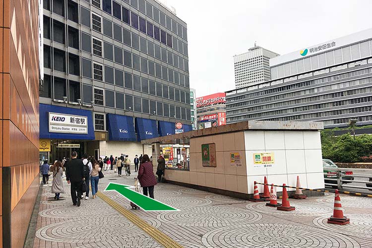 新宿駅西口を出て左折します。
