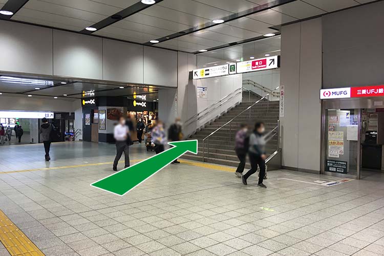 京王線の改札を出て右手の階段を昇ります。