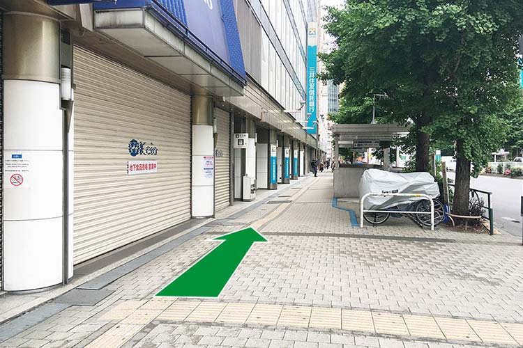 京王百貨店に沿って直進します。