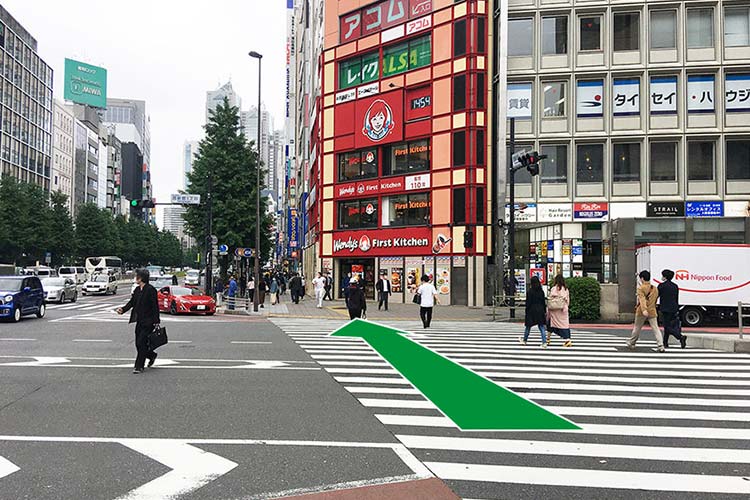 西新宿一丁目交差点をファーストキッチンの方に渡ります。