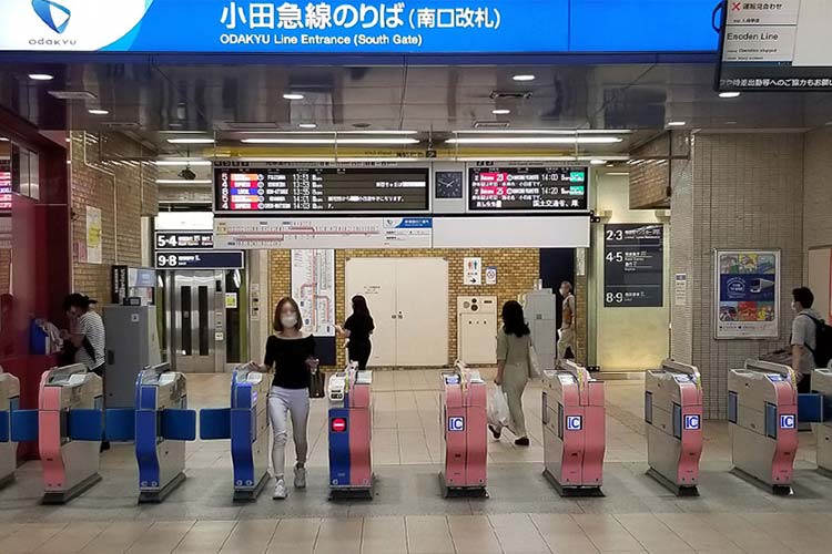小田急線新宿駅南口改札を出ます。