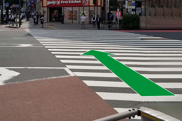 甲州街道沿いをまっすぐ進み西新宿一丁目交差点をファーストキッチンの方に渡ります。