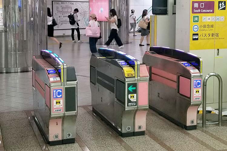 京王新線・都営新宿線 新宿駅改札を出ます。